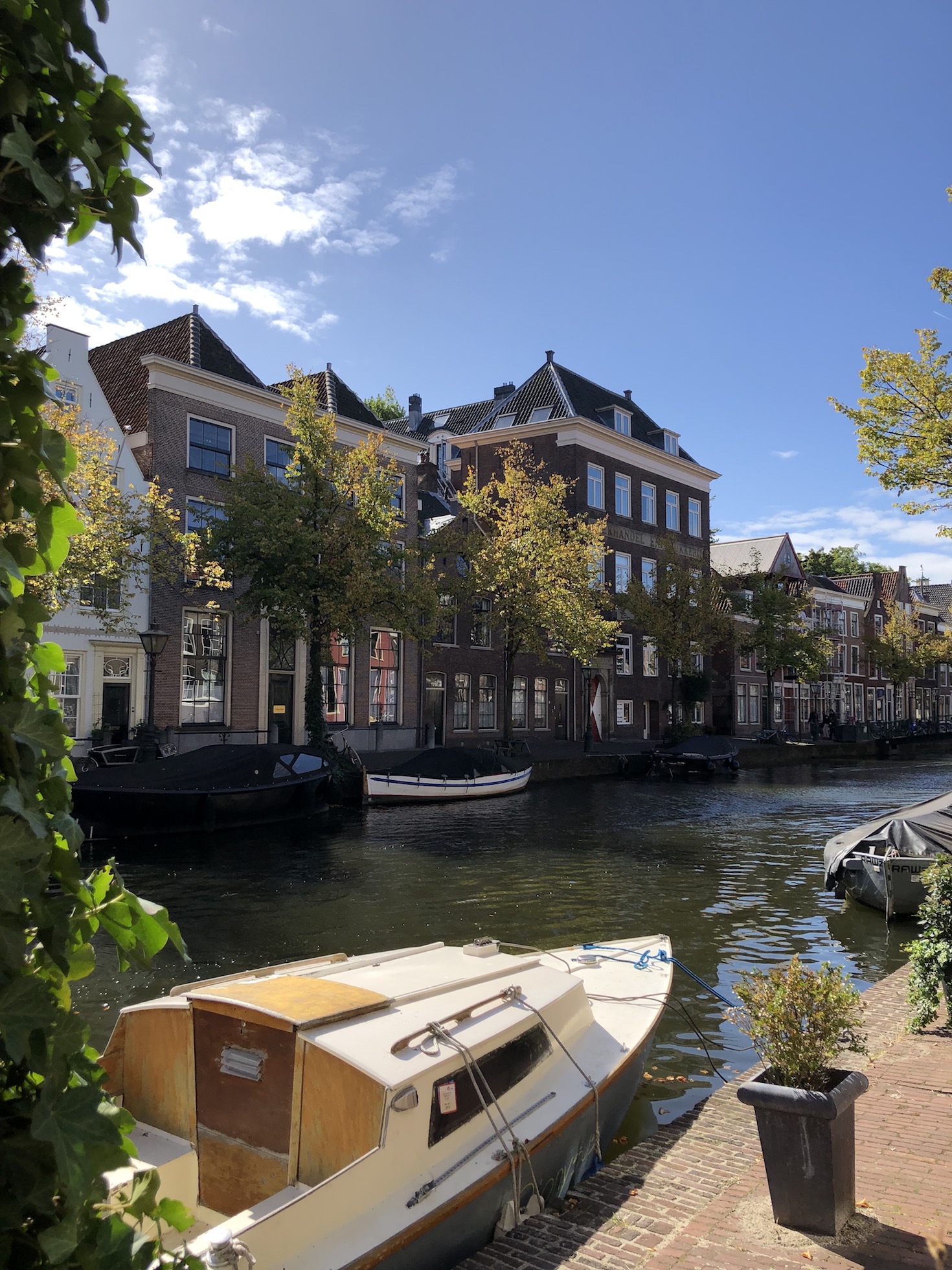 Gracht am Fluss in Leiden