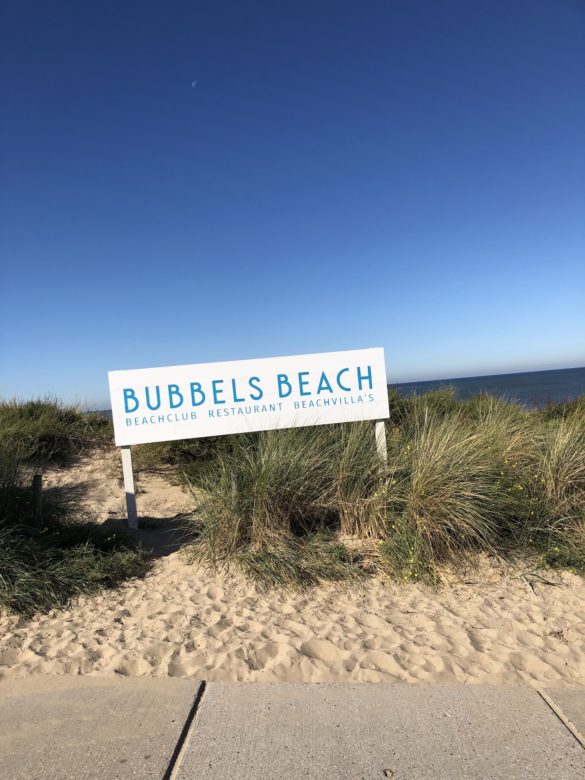 Bubbles Beach Schild am Strand