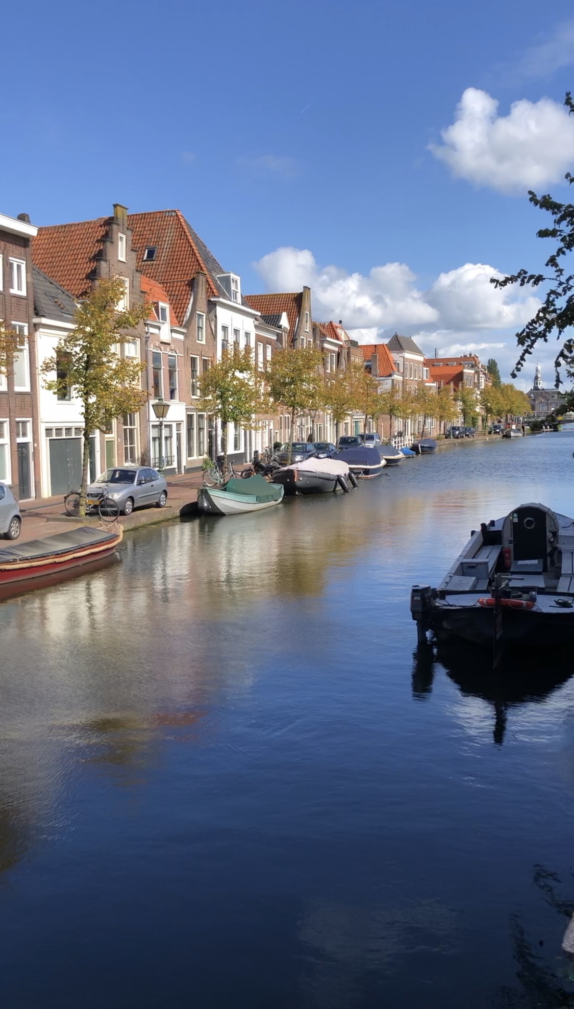 Häuserfassade am Fluss in Leiden
