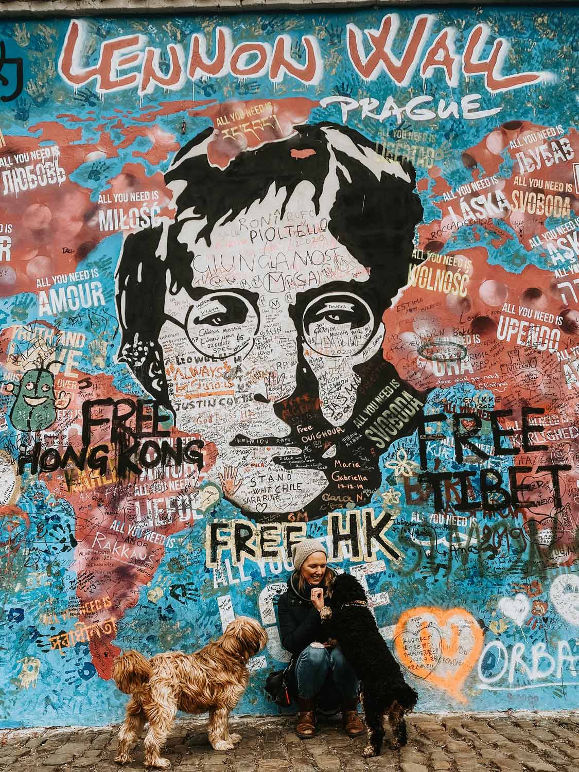 Frau mit Tibetterrier an der John-Lennon-Wall in Prag
