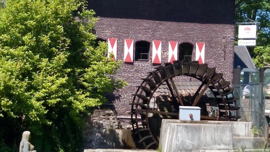 Die Brüggener Mühle wurde mit der Burg Brüggen 1289 erstmalig urkundlich erwähnt.