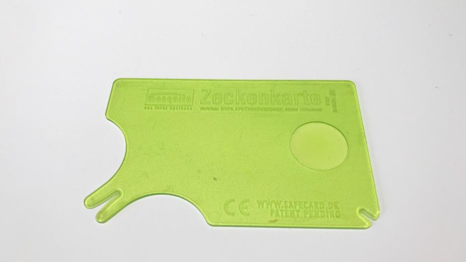 Zeckenkarte, nicht so gut geeignet zum Entfernen von Zecken wie eine Zeckenzange