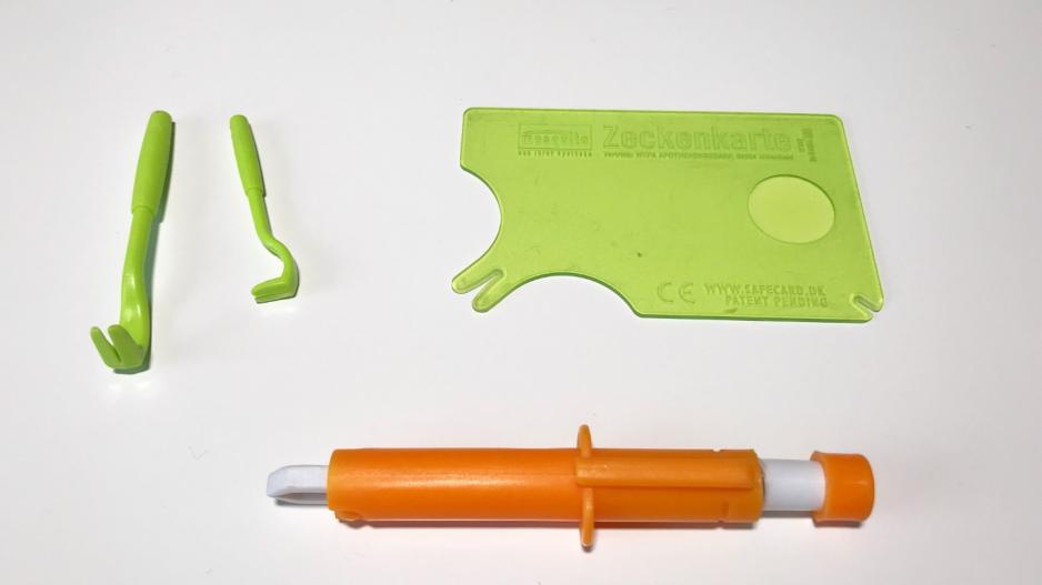 Werkzeuge zum Entfernen von Zecken: Zeckenzange, Zeckenkarte und Zeckengreifer