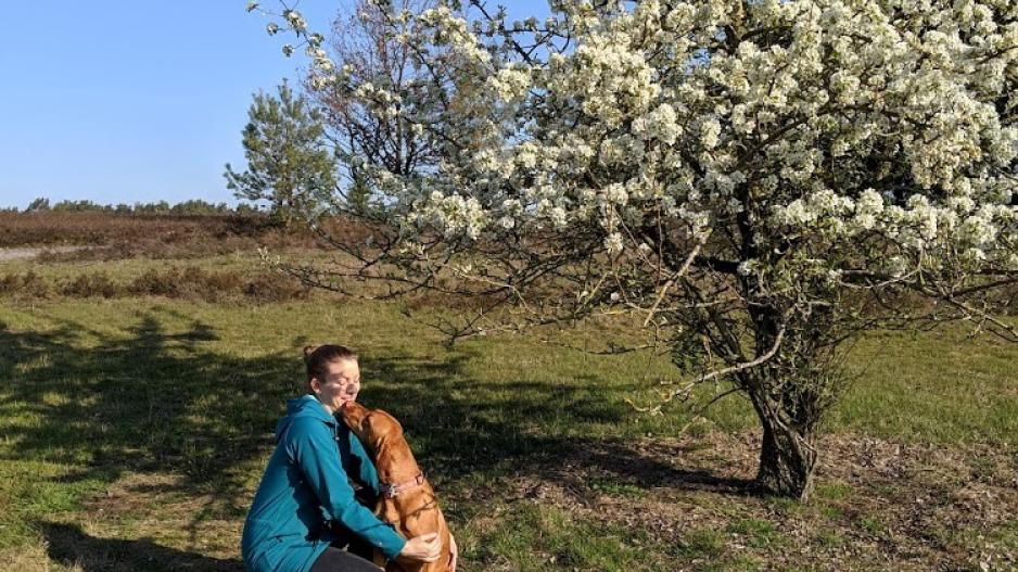 Mareike und ihre Hündin geniessen die Heidelanschaft