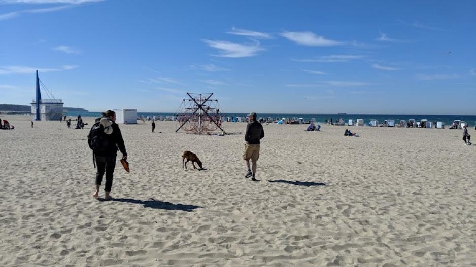 Spaziergang am Sandstrand Warnemünde