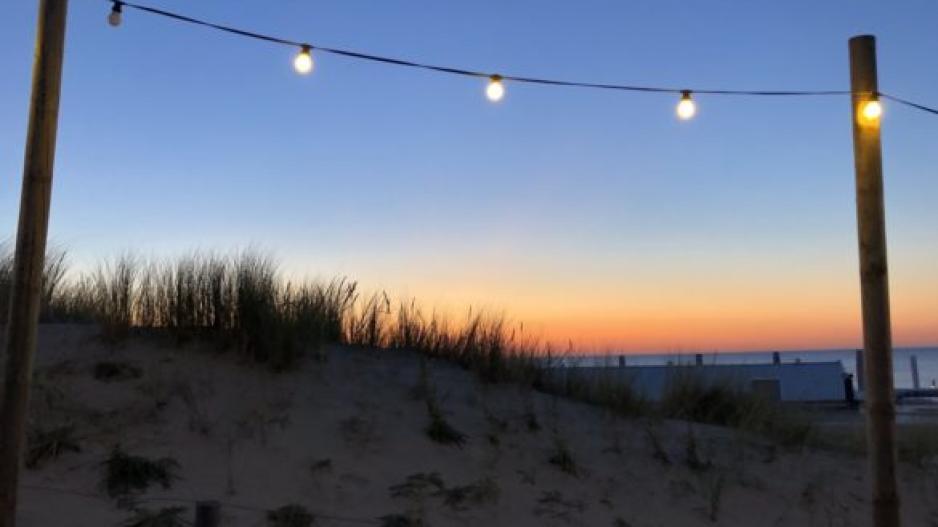 Lichterkette bei Nacht am Strand